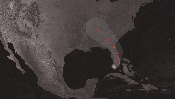 Alberto Cairo examina los mapas de los huracanes en The New York Times